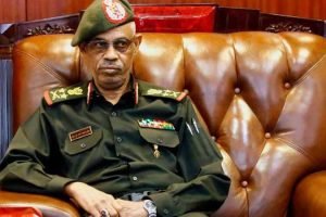 وزير الدفاع السوداني قال إن الجيش سيتصدى لكل أشكال التآمر