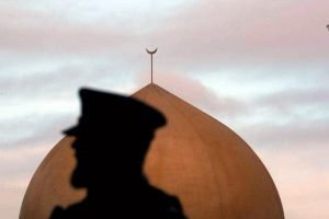 شرطي خارج مسجد النور في كرايست تشيرتش