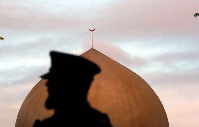 شرطي خارج مسجد النور في كرايست تشيرتش