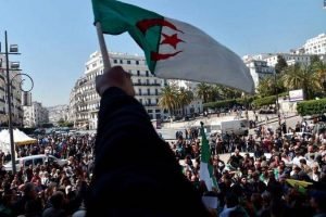 ثلاثاء حاسمة في الجزائر.. من سيدير المرحلة الانتقالية؟