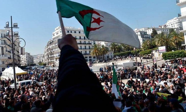 ثلاثاء حاسمة في الجزائر.. من سيدير المرحلة الانتقالية؟