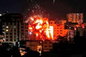 جانب من آثار القصف الإسرائيلي على القطاع مساء السبت.