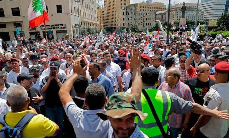 تظاهرات أمام مقر رئاسة الحكومة