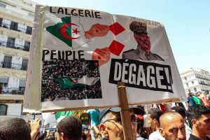 الجزائريون يطالبون برحيل بن صالح وقايد صالح