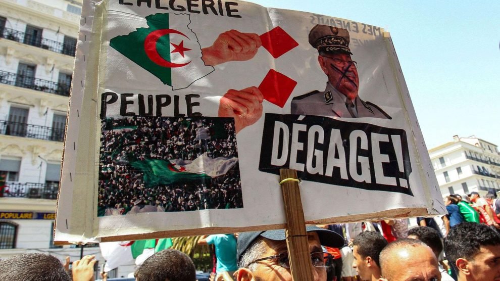 الجزائريون يطالبون برحيل بن صالح وقايد صالح
