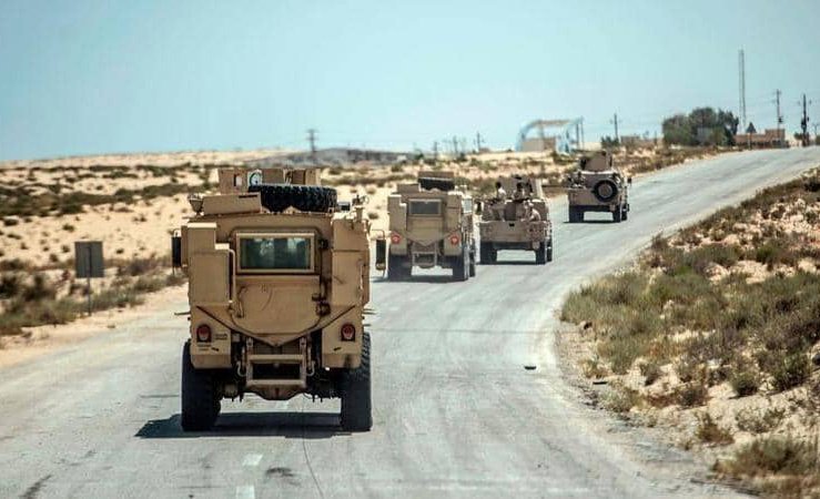 عربات تابعة للجيش المصري في طريقها إلى العريش