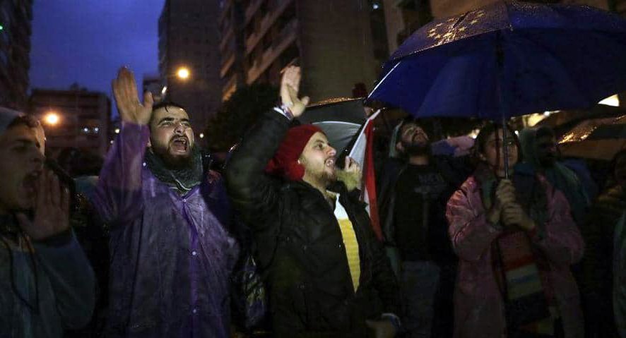 متظاهرون أمام منزل رئيس الوزراء اللبناني المكلف حسان دياب